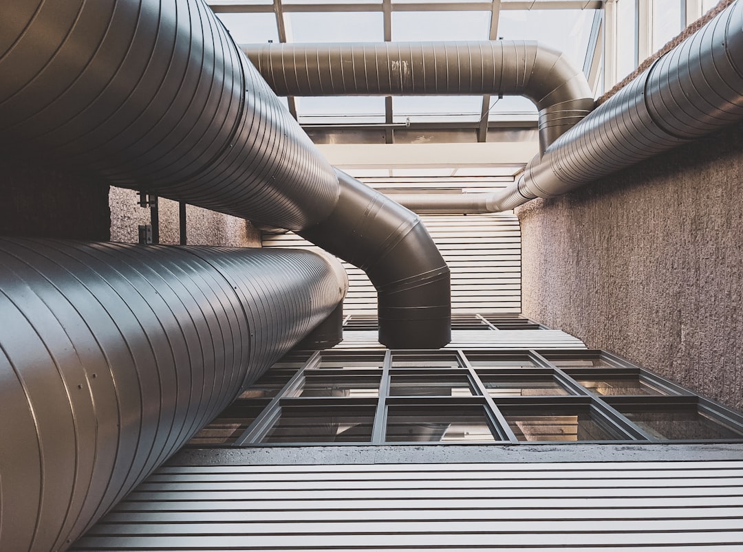 Impianto canalizzato HVAC in fase di installazione nel controsoffitto